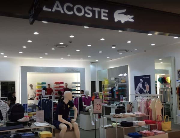 Mặc dù đã có gian hàng tại Việt Nam, tuy nhiên nhiều người vẫn ưa thích những sản phẩm Lacoste nước ngoài hơn